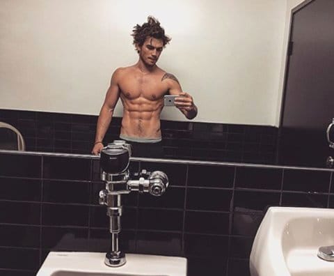 <b>Riverdale's KJ Apa abs 🙌</b>